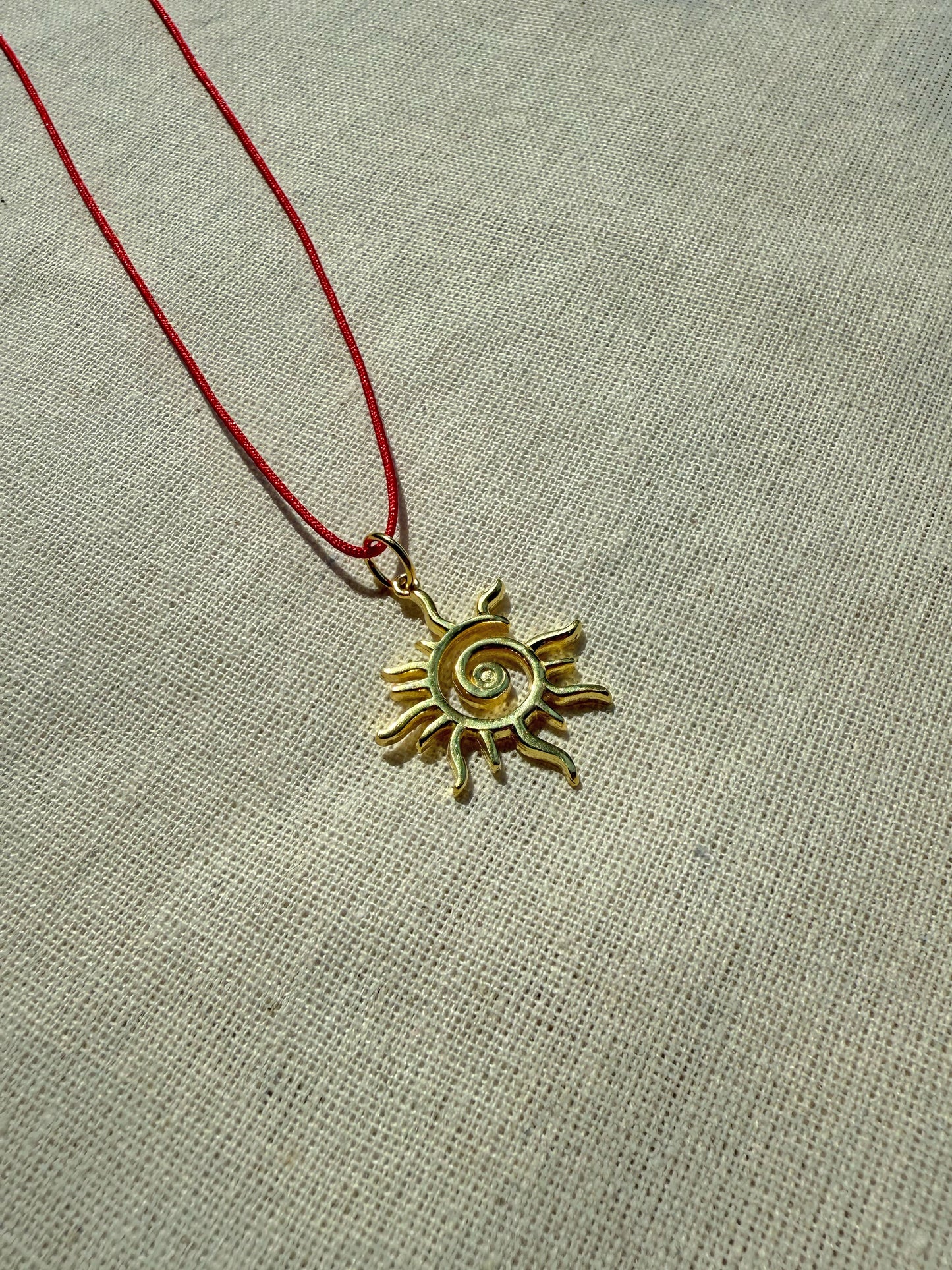 Kırmızı İpli Spiral Güneş Kolye / 925 Ayar Gümüş