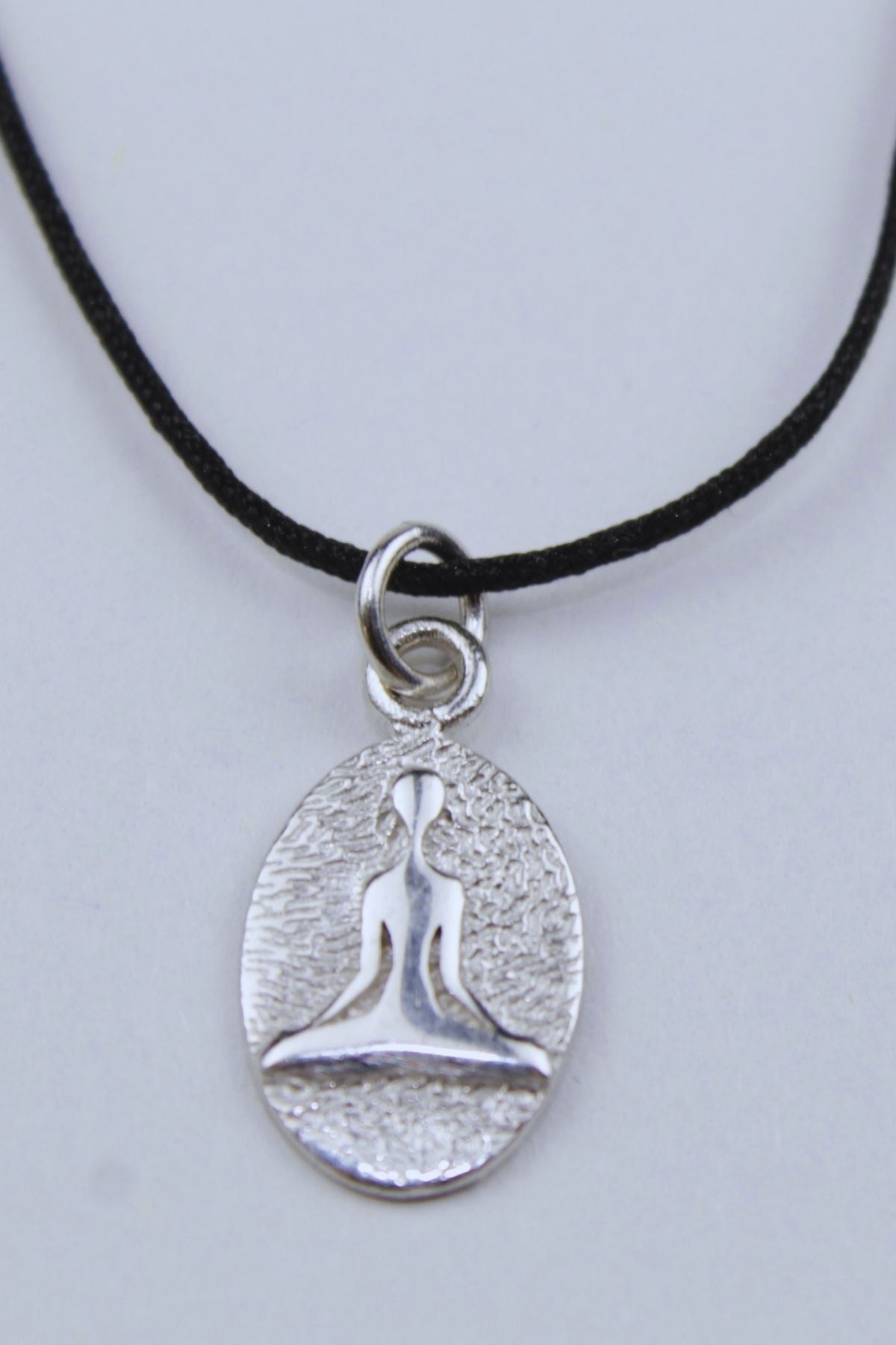 Kırmızı İpli Plaka Yoga Kolye / 925 Ayar Gümüş
