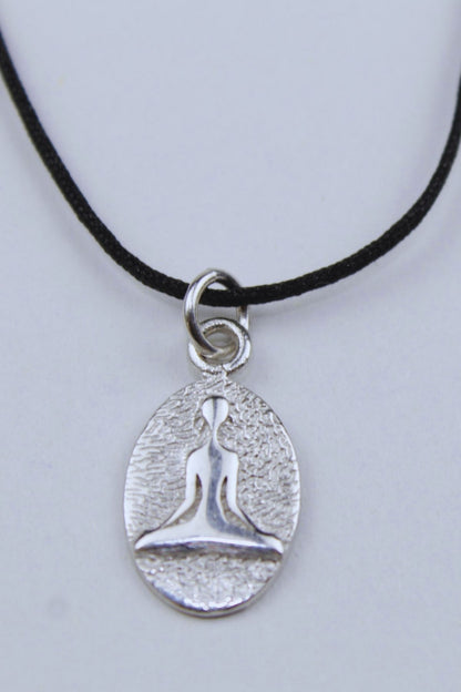 Kırmızı İpli Plaka Yoga Kolye / 925 Ayar Gümüş