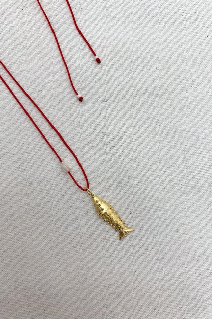 Kırmızı İpli Damla İncili Sallanan Balık Kolye - Gold / 925 Ayar Gümüş - The Leia