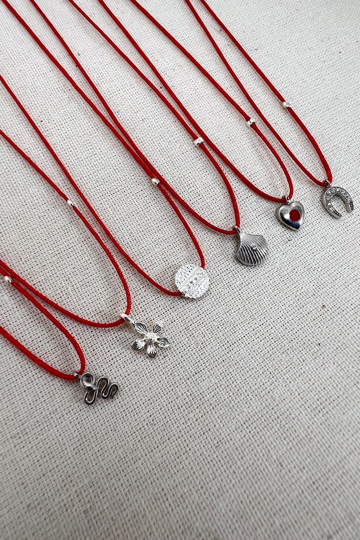 Kırmızı İpli Mini Yuvarlak Plaka Kolye - Silver / 925 Ayar Gümüş - The Leia