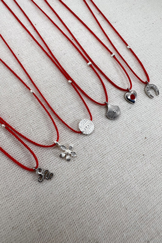 Kırmızı İpli Mini Yuvarlak Plaka Kolye - Silver / 925 Ayar Gümüş - The Leia